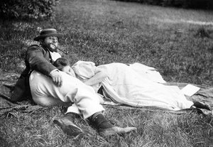 Thadée Natanson en zijn vrouw Misia Godebska in de tuin van hun buitenhuis, Le Relais, ca. 1899